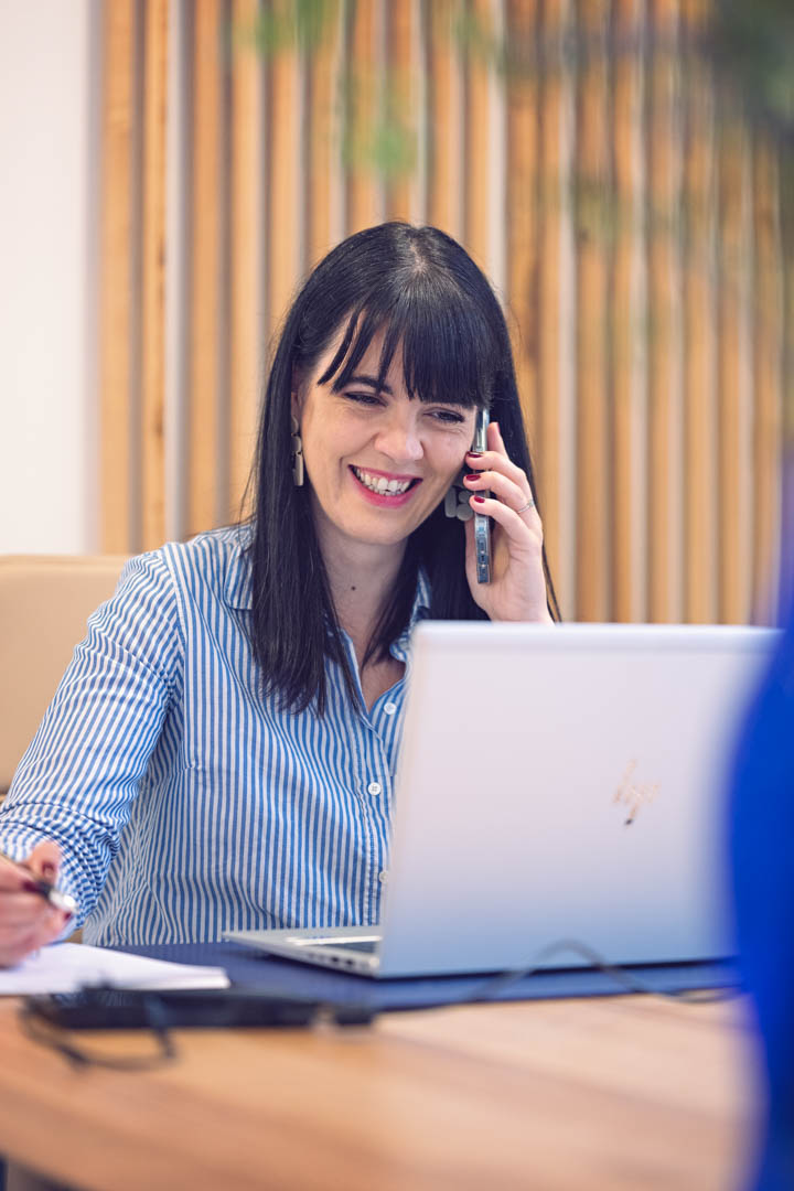 Maître Virginie PERRIN, notaire dans son office à Saint-Jouan-des-Guérets